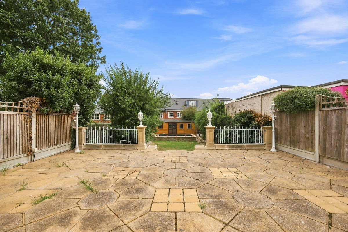 Englands Lane, Loughton, IG10