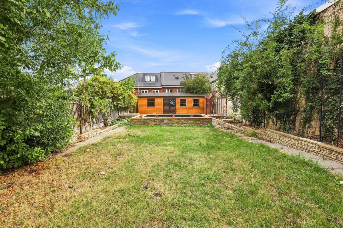 Englands Lane, Loughton, IG10